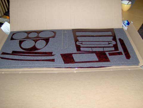 Die Einzelteile des Wooddsh Kits in der geöffneten Verpackung. 
